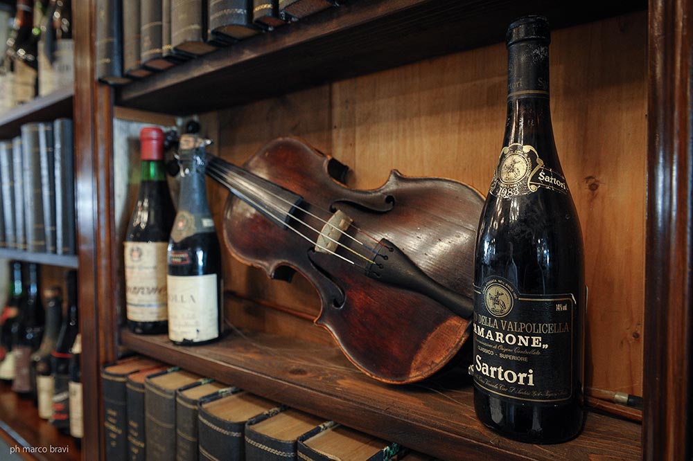 La libreria e l'antico violino nel Café Carducci